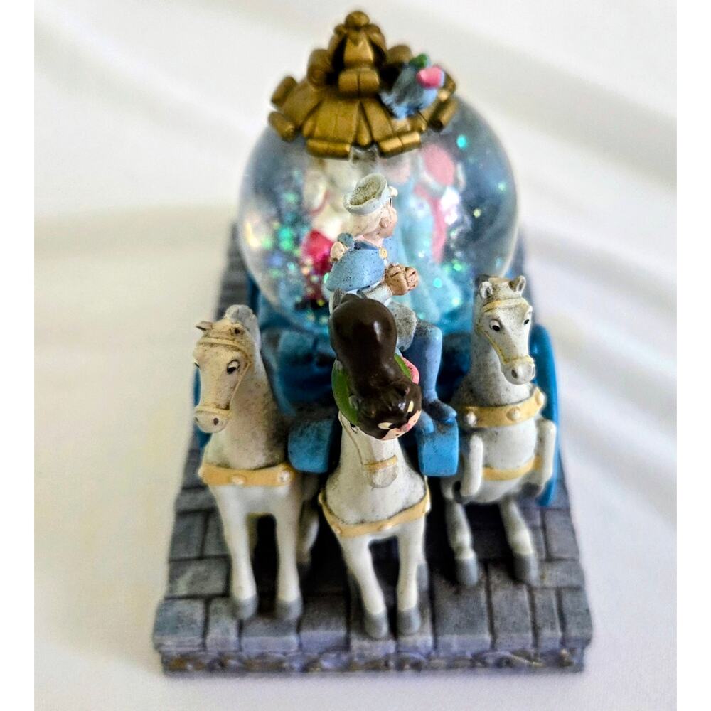 Vtg 2001 Walt Disney Snowglobe, Cinderella & Prince on horse drawn Carriage. - Picture 3 of 8